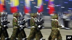 Anggota pasukan militer Myanmar tampil dalam parade untuk memperingati Hari Tentara ke-79 di Naypyitaw, Myanmar, pada 27 Maret 2024. (Foto: AP/Aung Shine Oo)