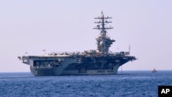 แฟ้มภาพ - เรือขนส่งเครื่องบินพลังนิวเคลียร์ USS Dwight D. Eisenhower เมื่อวันที่ 14 ก.ค. 2012