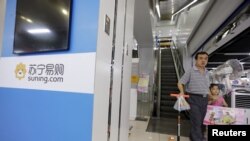 一名消费者在北京一家苏宁门店购物。（资料照片：2015年8月11日）