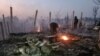 Sejumlah pengungsi Rohingya mengais-ais puing-puing rumah mereka yang hangus terbakar api di kamp Ukhia, Cox's Bazaar pada Minggu, 7 Januari 2024. (Foto: AFP)
