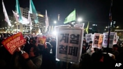 2024年12月4日在首尔抗议戒严的韩国民众