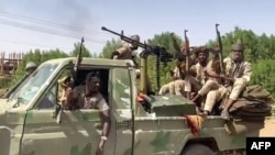 Pasukan Dukungan Cepat (RSF) paramiliter Sudan di distrik East Nile di wilayah Khartoum Raya, Sudan (foto: dok). Sudan menuduh Uni Emirat Arab (UEA) mempersenjatai pasukan RSF. 