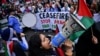Sejumlah pendukung Palestina berdemonstrasi menyerukan gencatan senjata dalam perang ISrael-Hamas dalam aksi di London, pada 3 Februari 2024. (Foto: AFP/Ben Stansall)