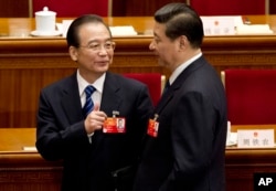 時任中國總理的溫家寶與習近平交談。 （2012年3月11日）