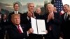 Rais Donald Trump baada ya kusaini tamko la kuitambua haki ya Israeli kumiliki ardhi ya Golan Heights, huku Waziri Mkuu wa Israeli Benjamin Netanyahu akishuhudia tukio hilo White House, Washington, Jumatatu, Machi 25, 2019.