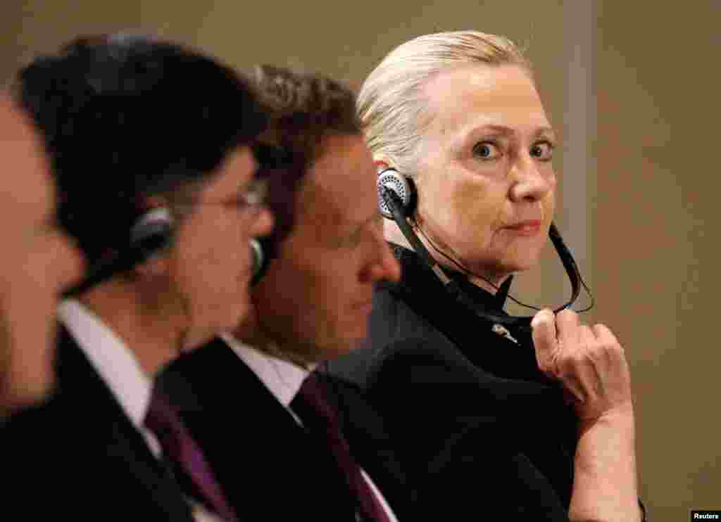 Ngoại trưởng Clinton cùng đi trong đoàn của Tổng thống Barack Obama đến Mexico để dự hội nghị thượng đỉnh G 20, 18-6-2012