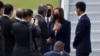 Potpredsednica SAD Kamala Haris pozdravlja se sa ministrom spoljnih poslova Singapura Vivianom Balakrišnanom i njegovom delegacijom,nakon što je stigla u Paja Lebar vazdušnu bazu u Singapuru, 22. avgusta 2021.