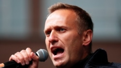 Ruskom opoziconom lideru Alekseju Navalnom je u medicinski indukovanoj komi u bolnici u Berlinu, ali lekari kažu da nije životno ugrožen.