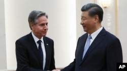 Američki državni sekretar Entoni Blinken rukuje se sa predsednikom Kine Ši Đinpingom u Pekingu (Foto: Leah Millis/Pool via AP)