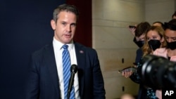 ARHIVA - Kongresmen Adam Kinzinger tokom obraćanja novinarima 12. maja 2021. (Foto: AP/Amanda Andrade-Rhoades)