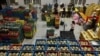 资料照：台湾屏东的工人正在一个货仓里整理装箱凤梨。（2021年3月16日）