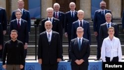 英國首相施紀賢(前右二)與烏克蘭總統澤倫斯基(前左一)在英國牛津附近的布倫海姆宮與歐洲領導人一起出席歐洲政治共同體峰會。 (2024年7月18日)