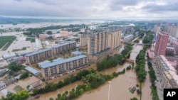在新华社发布的这张航拍照片中，2023年8月5日星期六，洪水覆盖了中国东北部黑龙江省哈尔滨市延寿县 (Gu Jingkun/Xinhua via AP)