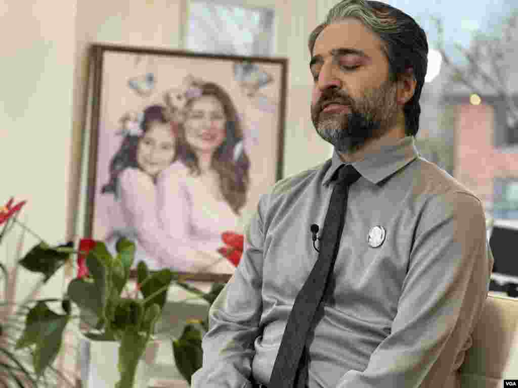 پشت صحنه فیلمبرداری مصاحبه بخش فارسی صدای آمریکا با حامد اسماعیلیون، همسر پریسا اقبالیان و پدر ریرا اسماعیلیون، از جان باختگان پرواز پی اس ۷۵۲