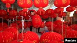 中國安徽省的一個燈籠作坊裡工人在製作燈籠。 （2019年12月11日）