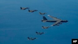美國一架戰略轟炸機與南韓國和日本戰機在朝鮮半島附近演習。 （美聯社轉發）