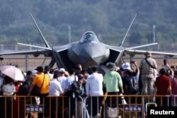中國廣東珠海第15屆航空展的觀展者正在參觀中國空軍殲-20戰機。 （2024年11月12日）