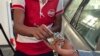 Seorang pengendara menyerahkan lembaran mata uang Myanmar kyats sebagai pembayaran di sebuah pom bensin di Botahtaung, Yangon, Myanmar, pada 12 November 2021. (Foto: AP)