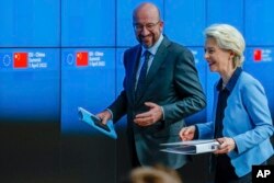 中歐峰會2022年4月1日在布魯塞爾舉行。歐洲理事會主席夏爾·米歇爾（Charles Michel）（左）和歐盟委員會主席烏爾蘇拉·馮德萊恩（Ursula von der Leyen）記者會後離開會場。
