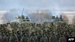 中國軍隊在新疆喀什帕米爾高原進行冬季軍事訓練。（2021年1月4日）