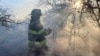 Os bombeiros lutam contra o incêndio em Long Island, Nova Iorque, a 8 de março de 2025. 