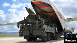 Delovi raktetnog sistema S-400 pri istovaru sa aviona, Foto: Ilustracija, Reuters