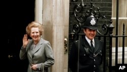 ARHIVA - Britanska premijerka Margaret Tačer vraća se u Dauning strit posle susreta sa kraljicom Elizabetom u Bakingemskoj palati 11. maja 1987.