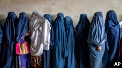 Avganistanke čekaju u redu za humanitarne pakete hrane u Kabulu, 23. maja 2023. (Foto: AP/Ebrahim Noroozi)