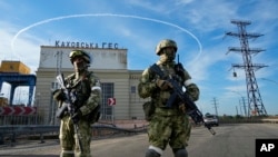 Ruski vojnici čuvaju ulaz u hidroelektranu Kahovka, region Kerson, Ukrajina, 20.maj, 2022. (Foto: AP)