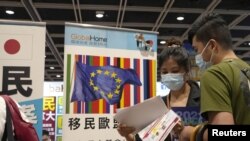 2021年8月29日參觀移民資訊展覽的香港人 （路透社照片）