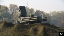 Arhiva - Ruski protivavionski sistem "Pancir S", tokom vojne vežbe u blizini vojnog aviona Batajnica, kraj Beograda, Srbija, 25. oktobra 2019. (Serbian Presidential Press Service via AP, File)