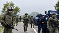 Pripadnici mirovnih snaga KFOR-a patroliraju u blizini graničnog prelaza Jarinje između Kosova i Srbije, Kosovo, 2. oktobra 2021. (Foto: Rojters, Laura Hasani)