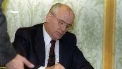მიხეილ გორბაჩოვი ხელს აწერს პრეზიდენტის პოსტიდან გადადგომას, 1991 წლის 25 დეკემბერი.