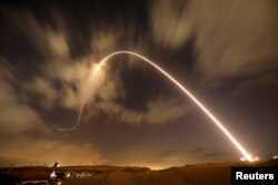 ARHIVA - Sistem protivvazdušne odbrane Čelična kupola presreće rakete lansirane iz Gaze ka izraelskom gradu Sderot, 9. avgusta 2018. (Foto: Rojters/Amir Cohen)