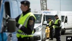 Arhiva - Austrijski policajci proveravaju vozila na mađarsko-austrijskoj granici, nedaleko od Nikelsdorfa, 70 kilometara jugoistočno od Beča, 25. aprila 2016.