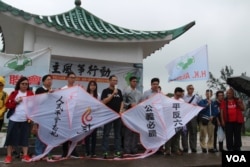香港支聯會副主席蔡耀昌（中間講話者）及其成員5月5日冒雨舉行六四風箏放飛行動 （美國之音記者申華拍攝）