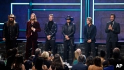 (l to r) Chris Stapelton, Brian Kelly, Tyler Hubbard, Jason Aldean, Keith Urban and Luke Bryan are seen at 2017 CMT Artist of the Year Awards at Nashville's Schermerhorn Symphony Center on Wednesday, Oct. 18, 2017, in Nashville, Tenn. 