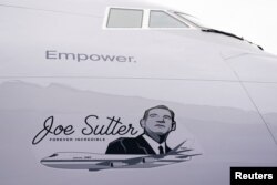 Umetničko delo na poslednjem avionu 747 odaje počast Džou Sateru, koji je bio glavni inženjer za Boing 747, Everet, Vašington, 31. januar 2023. (Foto: Reuters/David Ryder)
