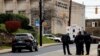 ARHIVA - Hitne službe ispred sinagoge Drvo života u Pitsburgu, 27. oktobra 2018. (Foto: AP/Gene J. Puskar)