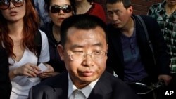 中國人權律師江天勇2012年在北京對記者們演講。