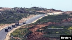 Konvoi kendaraan militer bergerak di dalam Gaza, seperti yang terlihat dari sisi Israel, di perbatasan antara Israel dan Gaza, 5 Maret 2025. (Foto: Nir Elias/Reuters)