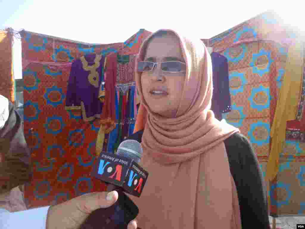 يوه افغان ميرمنه په خپلو لاسو جوړکړي افغاني کالي پلوري اؤ ډيوه راډيو سره ددغه نندارتون د اهميت په اړه خبرې کوي