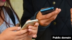 youth texting