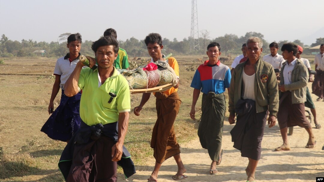 ရခိုင်ပြည်နယ်အတွင်း ဖြစ်ပွားနေတဲ့ စစ်ပွဲတွေကြောင့် သေဆုံးခဲ့ရသော အမျိုးသမီးတဦးကို မြေမြှုပ်ဖို့ သယ်လာကြသော အရပ်သားများ (မှတ်တမ်းဓာတ်ပုံ- ဖေဖော်ဝါရီ၊ ၂၁၊ ၂၀၁၉)