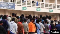 မြန်မာထဲက အွန်လိုင်းငွေလိမ်ဂိုဏ်းတွေမှာ လူကုန်းကူးအဓ္မခိုင်းစေခံခဲ့ရသူများ လွတ်မြောက်လာအပြီး ထိုင်းနိုင်ငံဘက်က ယာယီစခန်းတခုမှာ တွေ့ရစဉ် (ဖေဖော်ဝါရီ ၁၂၊ ၂၀၂၅)