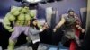 Seorang penggemar berswafoto di depan karakter komik dari Marvel Studios di Delhi Comic Con di India (foto: ilustrasi). 