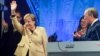 Nemačka kancelarka Angela Merkel maše dok stoji pored lidera svoje Hrišćansko-demokratske unije (CDU) Armina Lašeta, koji je i kandidat za kancelara, tokom predizbornog skupa u Štralsund, u Nemačkoj, 21. septembra 2021. (Foto: Reuters/Fabian Bimmer)