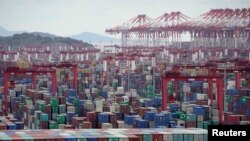資料照片：2020年10月19日，新冠病毒疫情的持續中的上海洋山深水港的集裝箱。 （路透社照片）
