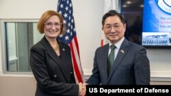 2025년 1월 10일 미국 워싱턴D.C.에서 개최된 미한 핵협의그룹(NCG) 중 카라 아베크롬비 미 국방부 정책부차관대행과 조창래 한국 국방부 국방정책실장이 악수를 나누고 있다.