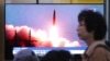 Arhiva - TV ekran na kome se prikazuje fotografija severnokorejskog lansiranja rakete tokom emisije vesti, na seulskoj železničkoj stanici, Južna Koreja, 26. jula 2019.